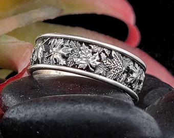 Carved AUTUMN MAPLE LEAVES Ring Canadian-Themed Wedding Band Canadian Flag Jewelry Fall Colors Layered Foliage Forest Gift for Nature Lover