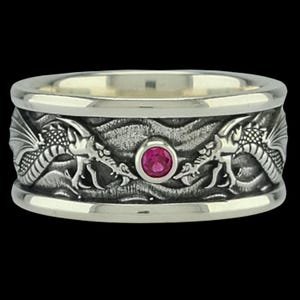 Gesneden drakenring met granaat, sterlingzilveren fantasiering