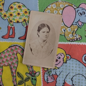 Tarjeta de gabinete de fotografías antiguas / Efímera vintage original / Década de 1800 / Década de 1900 / Mujer victoriana / Retrato femenino / John D. Strunk / Reading, PA