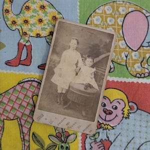 Tarjeta de gabinete de fotografías antiguas / Efímera vintage original / Década de 1800 / Década de 1900 / Niños victorianos / Retrato de hermanas pequeñas / Lectura PA