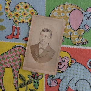 Tarjeta de gabinete de fotografías antiguas / Efímera vintage original / Década de 1800 / Década de 1900 / Retrato de caballero victoriano / Reading PA / John D Strunk