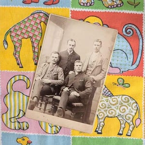 Antike Fotografie Kabinett Karte | Original Vintage Ephemera | um 1800 | um 1900 | Wandkunst | Schnurrbart Männer | Bundy Filet | New Haven Conneticut