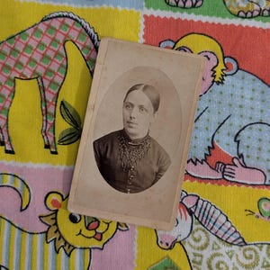 Tarjeta de gabinete de fotografías antiguas / Efímera vintage original / Década de 1800 / Década de 1900 / Mujer victoriana / Retrato femenino / John D. Strunk / Reading, PA