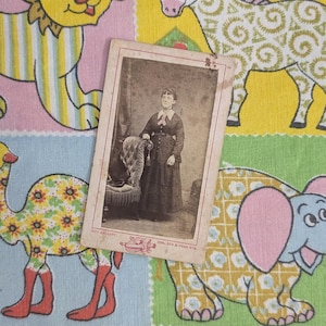 Tarjeta de gabinete de fotografías antiguas / Efímera vintage original / Década de 1800 / Década de 1900 / Retrato femenino victoriano / Reading PA / Galería de la ciudad