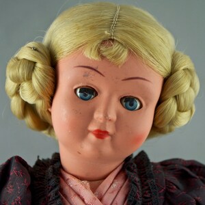 Muñeca holandesa vintage de plástico vestida con traje tradicional de seda - Lote D68
