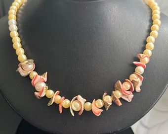 Collier de perles avec des morceaux de coquillage