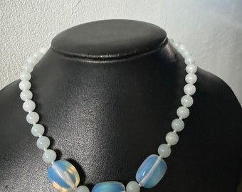 Collier de pierre de Lune et des perles en verre