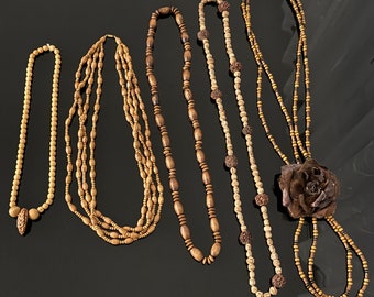 Plusieurs pièces collées avec des perles en bois