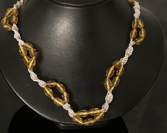 Collier en macramé avec des perles de verre, fabriqué artisanalement, original.