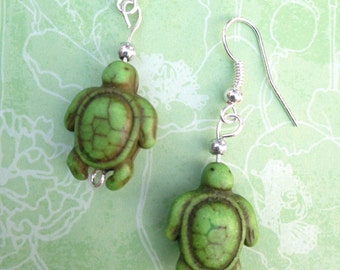 Pendientes de tortuga verde, joyas de playa, pendientes de clip, regalos para preadolescentes, pendientes de titanio, colgantes de tortuga de piedra, joyas para niños, plata de ley