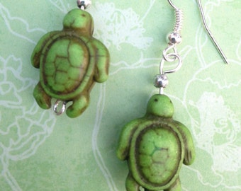 Pendientes de tortuga, colgantes de tortuga verde, joyería para niños, postes de tortuga azul, joyería de playa, pendientes de clip para niños, tortugas de piedra,