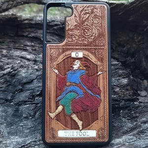 Funda de madera de tarot para iPhone 16, 15, 14 y 13 y Galaxy S25, S24 y S23. Arte de bruja grabado a láser y pintado a mano.