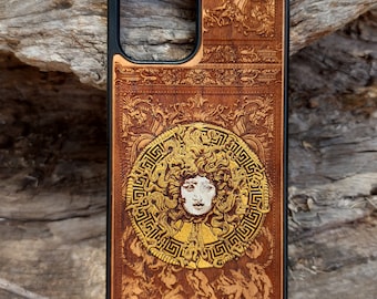 Telefoonhoesje van Medusa-hout: lasergegraveerde kunst uit de Griekse mythologie