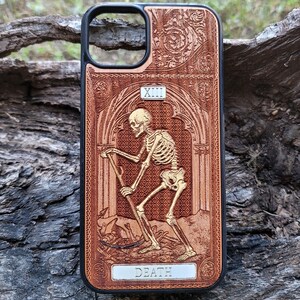 Custodia per telefono in legno dipinta a mano con carta dei Tarocchi della Morte - Regalo d'arte gotica di rinascita per iPhone e Galaxy