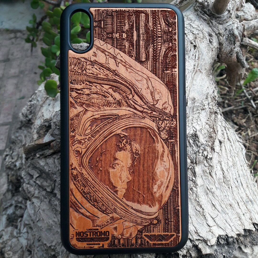 IPhone 17 16 15 & Galaxy S26 S25 Alien Xenomorph Wood Phone Case: Sci ...