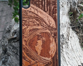 iPhone 17 16 15 & Galaxy S26 S25 Alien Xenomorph Wood Phone Case: Sci-Fi Horror Art