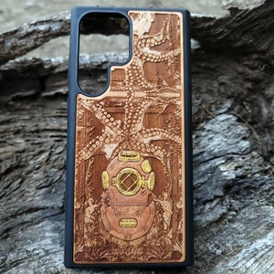 Custodia per telefono Kraken Diver Wood – Arte nautica per iPhone 16, 15, 14 e Galaxy S25, S24, S23