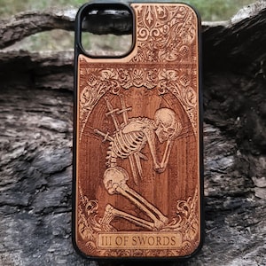Coque de portable en bois de tarot Three of Swords - Cadeau gravé au laser avec carte Heartbreak gothique pour iPhone et Galaxy
