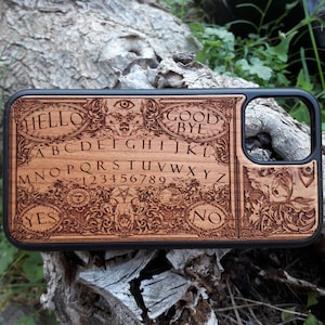 Custodia per telefono in legno Ouija Board – Spirit Board inciso al laser Arte gotica per iPhone 16 15 14 13 12 11 Pro Max Mini e Galaxy S25 S24 S23 S22 S21