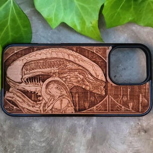 iPhone 17 16 - Galaxy S26 S25 Ultra, custodia in legno per telefono Alien Xenomorph: arte fantascientifica
