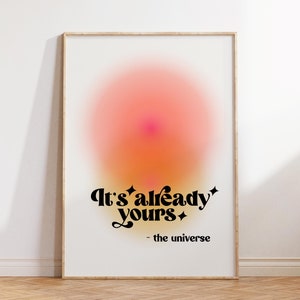 Pode incluir: Um pôster branco com um círculo degradê rosa e laranja no centro. O texto "It's already yours" está escrito em preto com uma fonte retrô. O texto "the universe" está escrito em preto abaixo do texto principal.