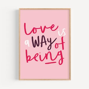 Arte de pared con cita rosa, impresión "El amor es una forma de ser", impresión de motivación para niñas, arte de pared imprimible, arte de descarga digital de moda, póster con cita de amor