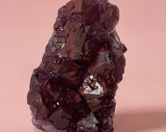 Roter Amethyst, roter bedeckter Amethyst mit Hämatit Alien Amethyst Cluster Elestial Amethyst mit Schallplattenhalter Rare Crystal Home Decor Geschenk