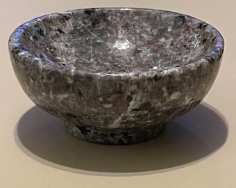 Cuenco de cristal de yooperlita, plato para baratijas, decoración metafísica para el hogar, regalo, cristal reactivo a los rayos UV.