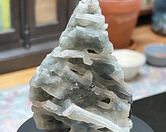 Ejemplar de calcedonia drusa verde, apofilita sobre estalactita drusa de calcedonia, ejemplar raro de cristal de calcedonia.