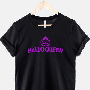 Peut inclure: T-shirt noir avec un graphique de citrouille violet et le texte "Halloqueen" imprim&eacute; sur le devant.