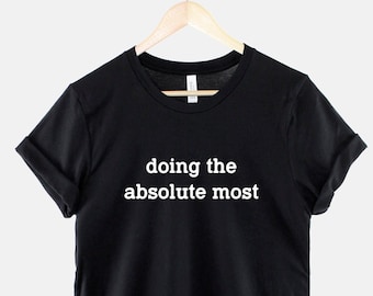 Doing The Absolute Most Shirt - Facendo la maggior parte delle t-shirt - Funny Crazy T-Shirt - Random Mad Slogan T Shirt