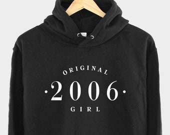 Pode incluir: Camisola de moletom com capuz preta com texto branco que diz "ORIGINAL . 2006 . GIRL"