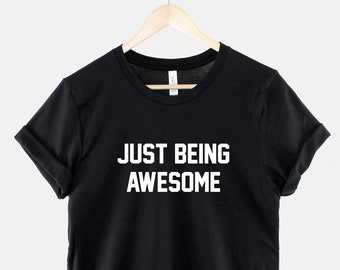 Just being awesome t-shirt - divertente slogan camicia - esilarante stampa camicia - persona impressionante regalo slogan t-shirt