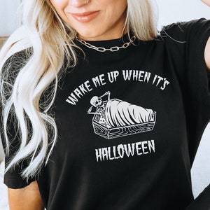 Wake Me Up When It&#39;s Halloween T-Shirt - Funny Unisex Skeleton Tee