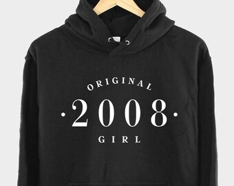 Pode incluir: Camisola de moletom com capuz preta com texto branco que diz "ORIGINAL . 2008 . GIRL"