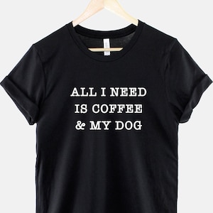 Dog Mom T-shirt: Coffee & My Dog Graphic T-shirt, zachte katoenmix vrijetijdskleding afbeelding 1