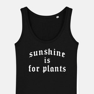 Pode incluir: Camisola de alças preta com texto branco que diz "sunshine is for plants" em uma fonte gótica.