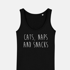 Pode incluir: Camisola de alças preta com o texto "CATS, NAPS AND SNACKS" em branco.