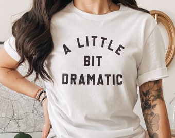 A Little Bit Dramatic Shirt - Universitäts-Ästhetisches Shirt - Damen Trendiges T-Shirt - Lässiges T-Shirt - College Style T-Shirt - Dramatisches T-Shirt