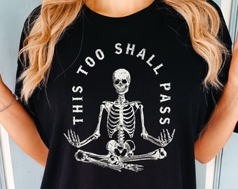 T-shirt per la salute mentale - This Too Shall Pass Skeleton TShirt - Womens Mental Health Shirt - Meditation T-Shirt - Skeleton Yoga T-Shirt