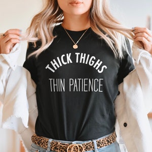 Dicke Oberschenkel dünne Patience Shirt, kurviges Confidence Slogan T-Shirt, körperpositives Geschenk
