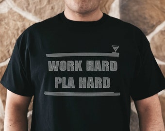 T-shirt stampa 3D - Work Hard PLA Hard Stampante camicia 3D - Divertente regalo stampa 3D - Appassionato di stampa 3D - Camicia stampa 3D