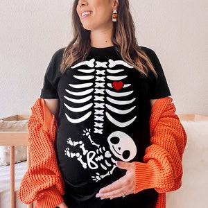 Ogłoszenie o ciąży na Halloween Koszulka z ciążowym szkieletem - Koszulka ciążowa na Halloween