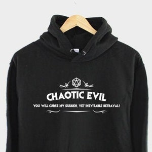 Puede incluir: Sudadera con capucha negra con un gráfico blanco que dice "Chaotic Evil" y "You will curse my sudden, yet inevitable betrayal!"