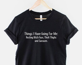 Statement T-shirt met dikke dijen: Sarcasm and Sass-ontwerp, curvy girl-stijl (ringgesponnen katoen, XS-6XL)