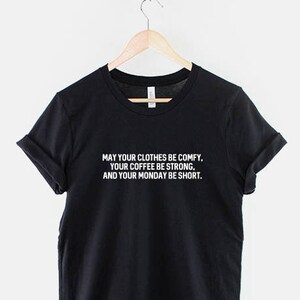 Lustiges Montag Slogan T-Shirt: Bequeme Kleidung, starker Kaffee