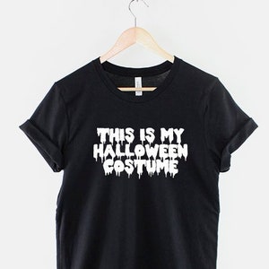 Puede incluir: Camiseta negra con texto blanco que dice "This is my Halloween Costume" con letras que gotean.