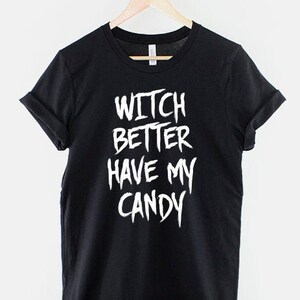 Może przedstawiać: Czarny T-shirt z białym napisem "Witch Better Have My Candy".