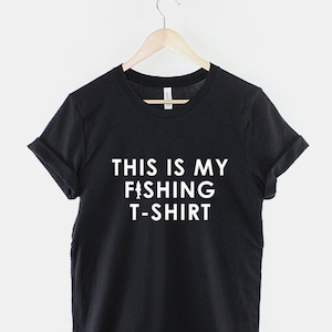 Może przedstawiać: Czarny T-shirt z białym napisem "This is my fishing t-shirt".