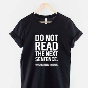 Ne lisez pas la phrase suivante. Toi petit rebelle, je t'aime - T-shirt drôle de slogan